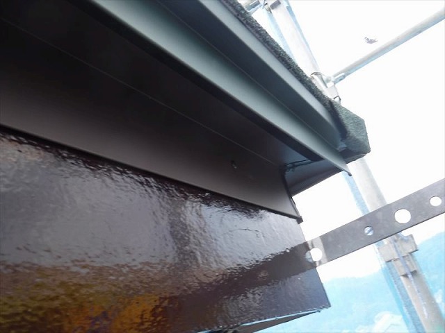 屋根の端部は専用の役物を使用